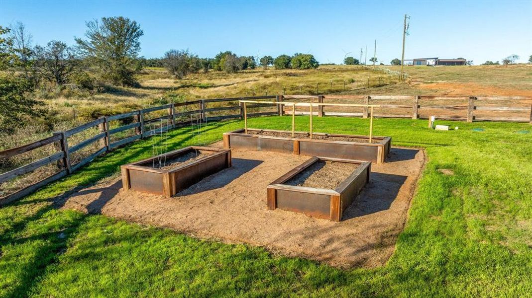 Exterior details and patio area of a home in , Desdemona (Image 22).