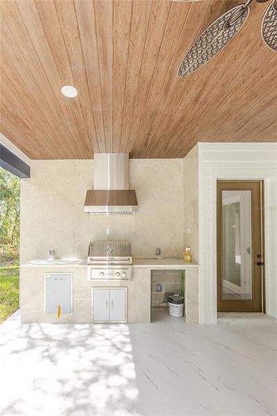 Exterior details and patio area of a home in , Weeki Wachee (Image 39).