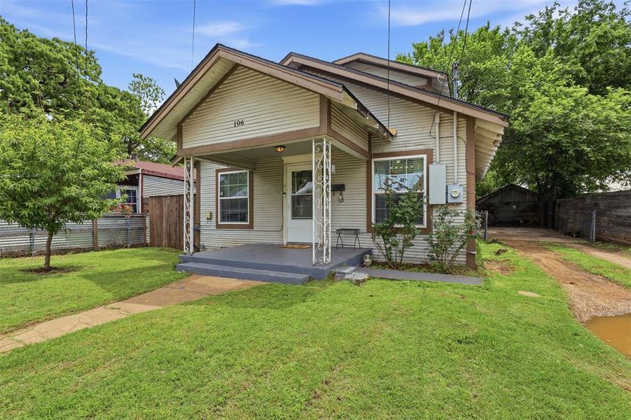 Exterior details and patio area of a home in , Cleburne (Image 20).