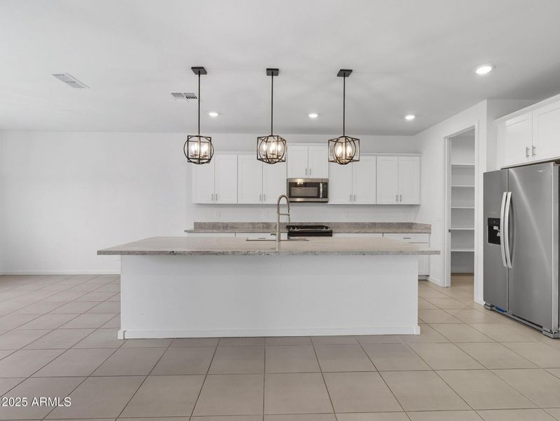 11-web-or-mls-Bee-11 11-web-or-mls-Bee-11