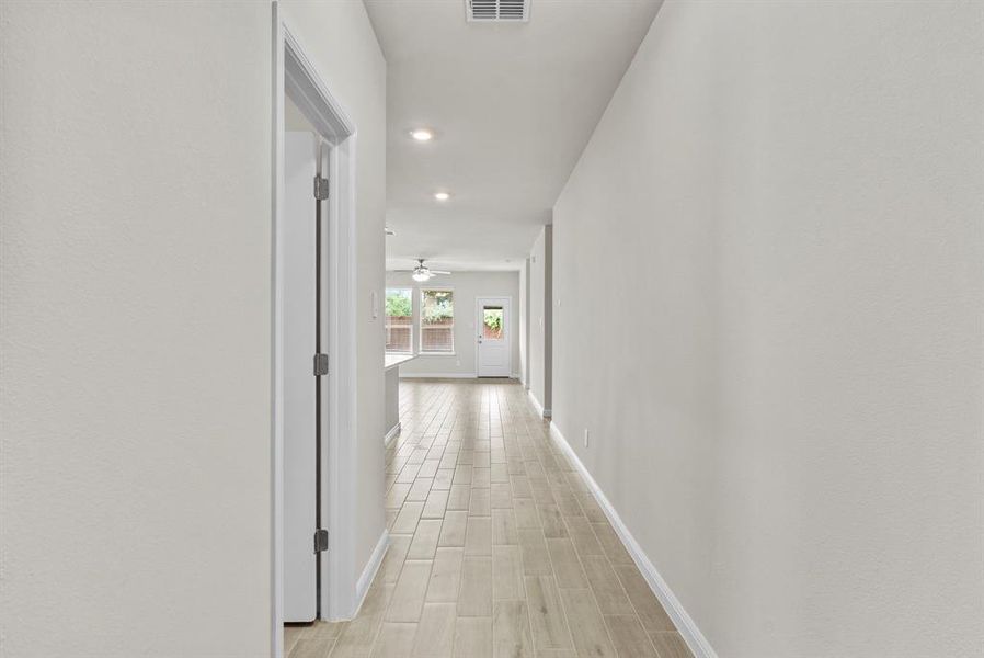 Spacious, unfurnished interior of a new home in Saratoga, Granbury (Image 12).