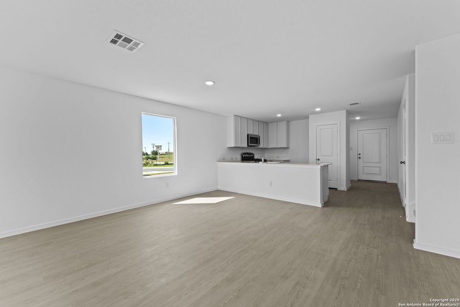 Spacious, unfurnished interior of a new home in Lodi Grove, Floresville (Image 16).