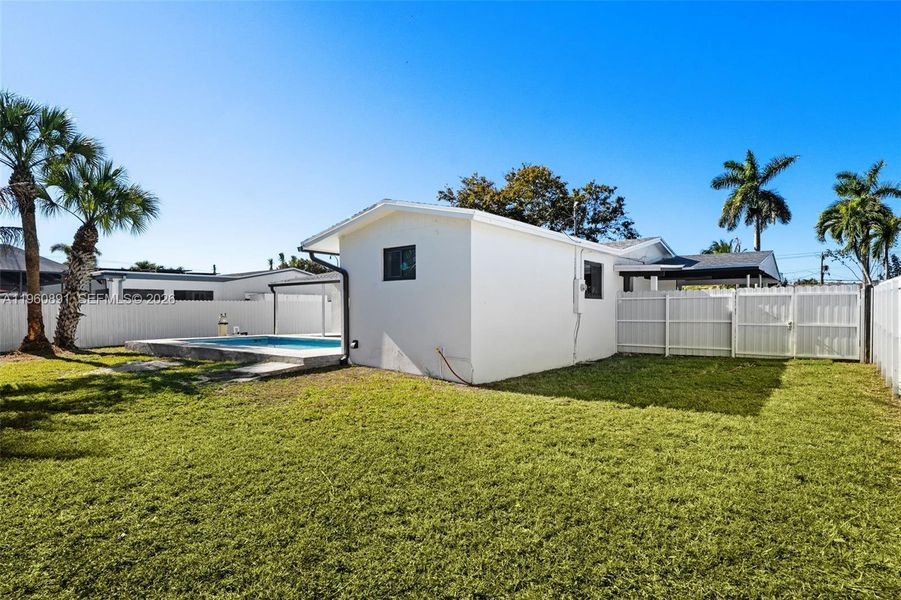 Exterior details and patio area of a home in , Cutler Bay (Image 17).