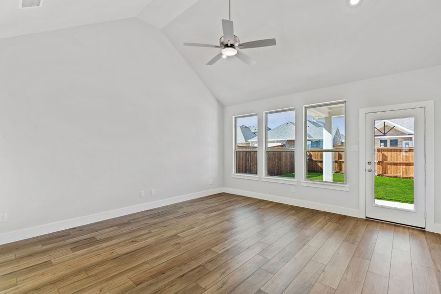 Spacious, unfurnished interior of a new home in Dove Hollow, Waxahachie (Image 20).