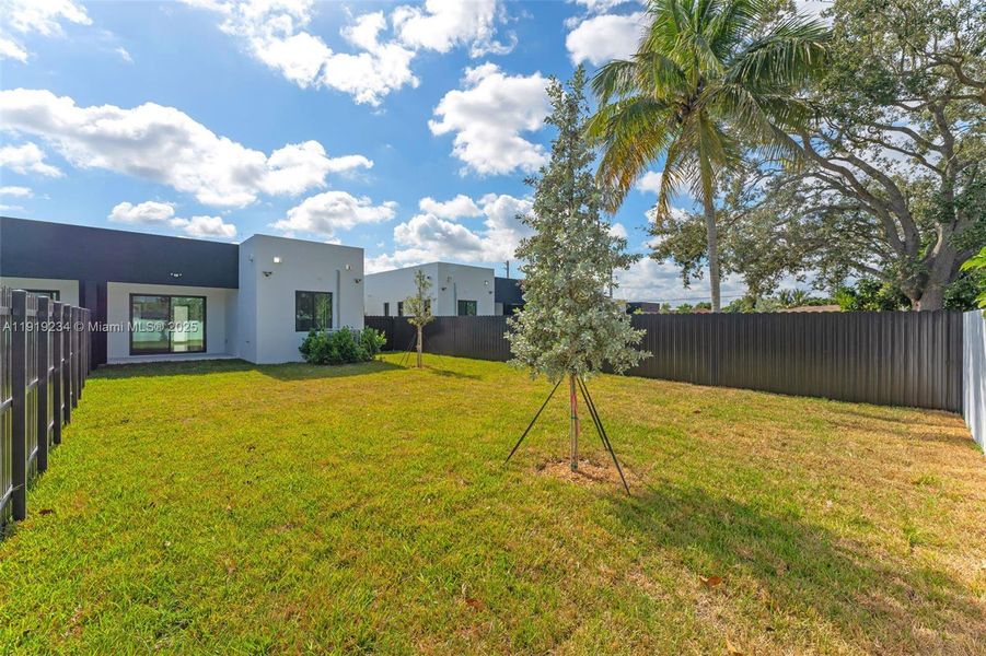Exterior details and patio area of a home in , Miami (Image 16).