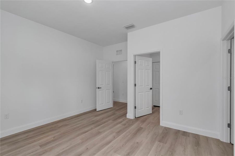 Spacious, unfurnished interior of a new home in , Citrus Springs (Image 32).