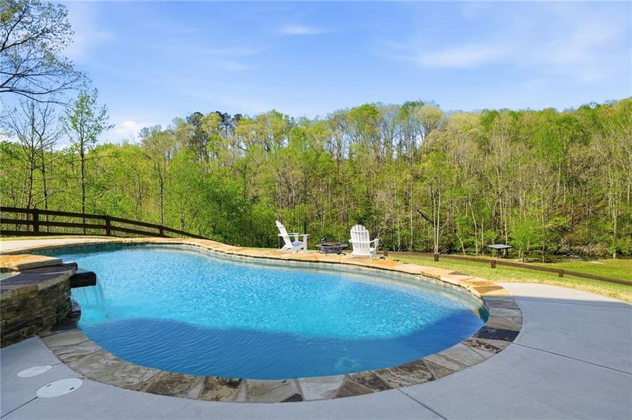 Community amenities in , Talking Rock (Image 82).