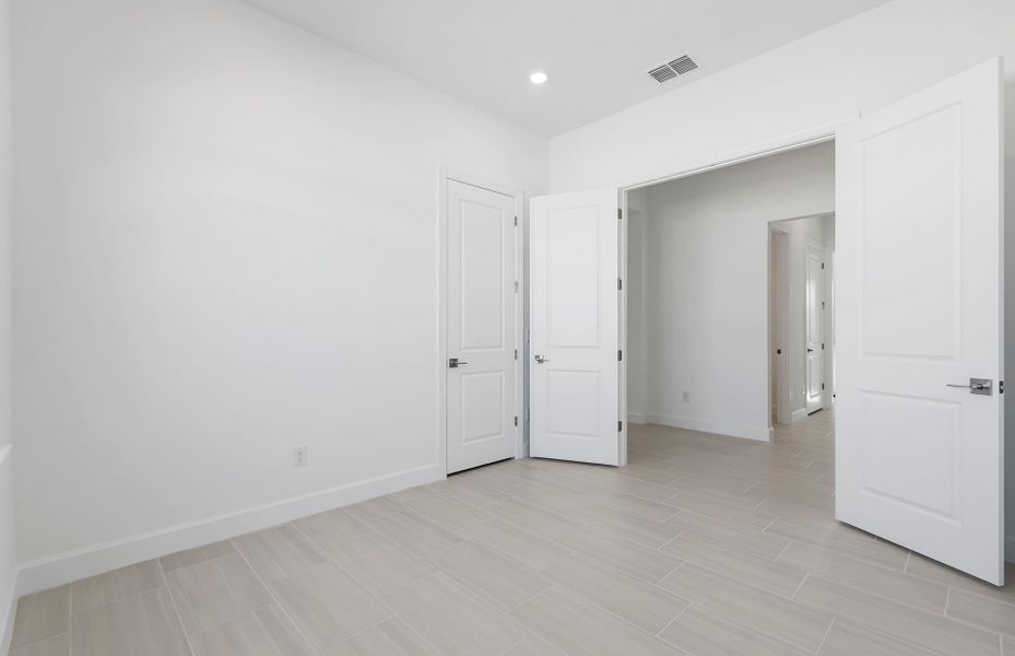 Spacious, unfurnished interior of a new home in Shores at Stillwater, Englewood (Image 16).