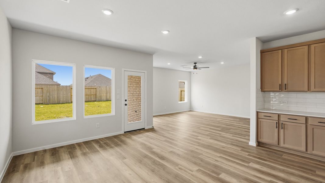 Spacious, unfurnished interior of a new home in Cypress Green, Tomball (Image 14).