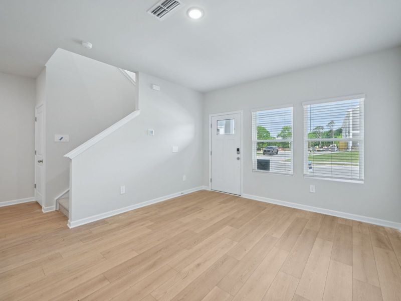 Spacious, unfurnished interior of a new home in The Rows at Buffaloe Reserve, Raleigh (Image 10).