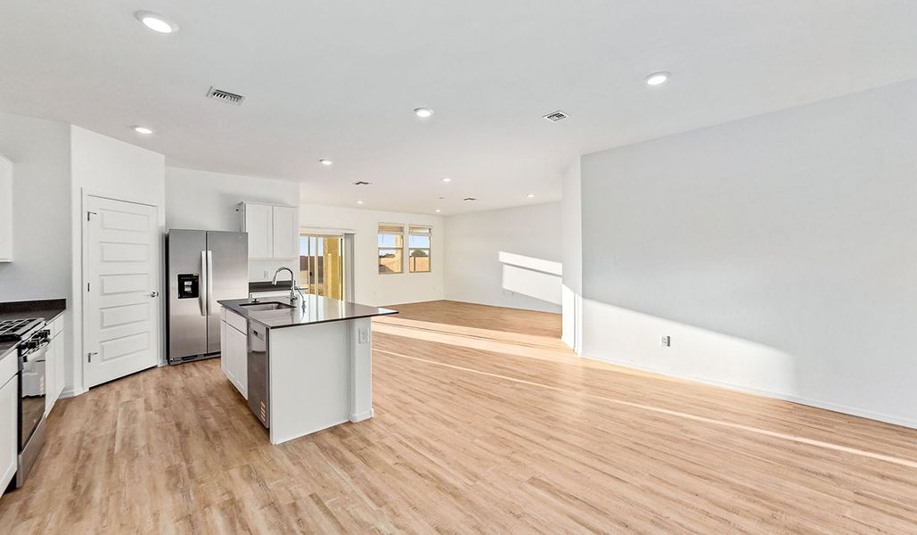 Representative unfurnished interior of a home built from the Dalea by D.R. Horton in Barnett Village, Marana (Image 31).