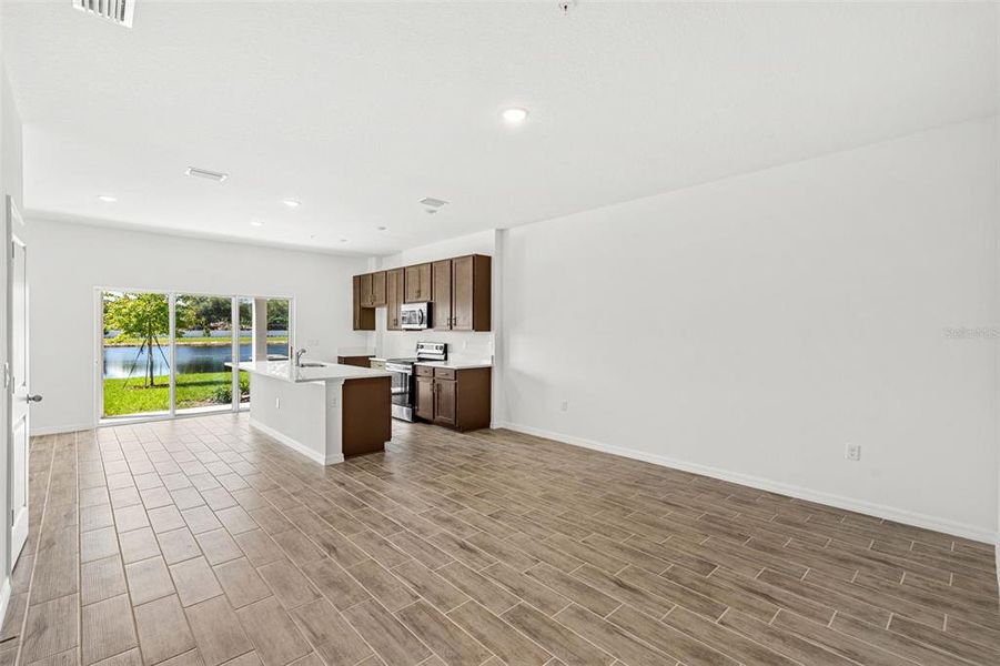 Spacious, unfurnished interior of a new home in Shenandoah Reserve, Orlando (Image 15).