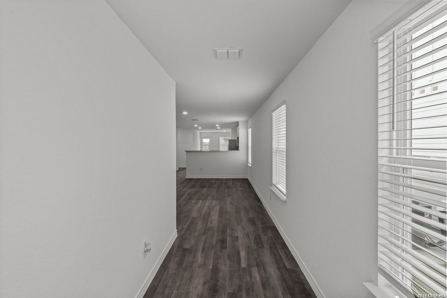 Spacious, unfurnished interior of a new home in Cinco Lakes, San Antonio (Image 13).