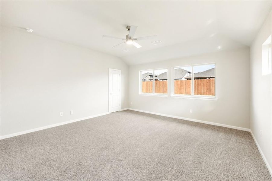 Spacious, unfurnished interior of a new home in Eagle Glen Elements, Alvarado (Image 34).