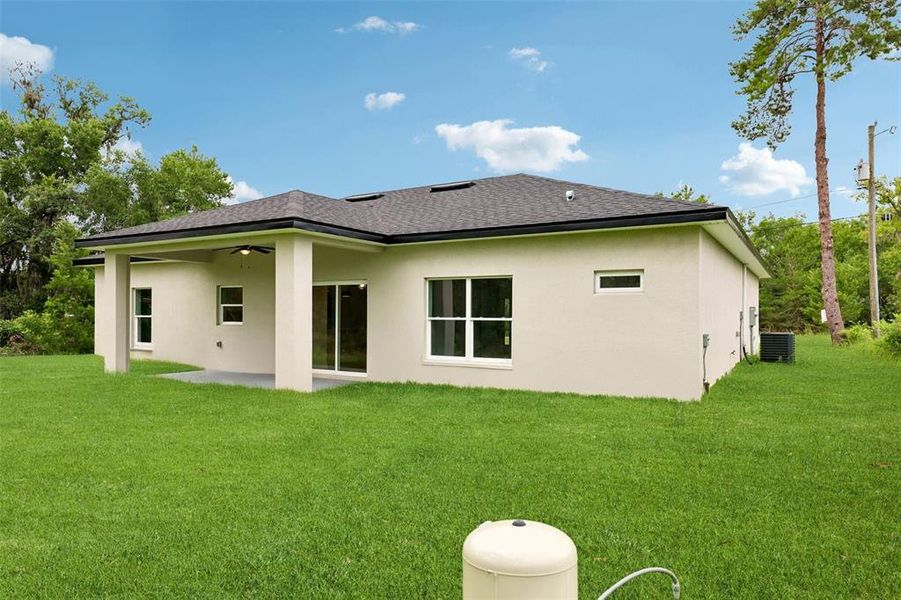 Exterior details and patio area of a home in , Ocklawaha (Image 3).