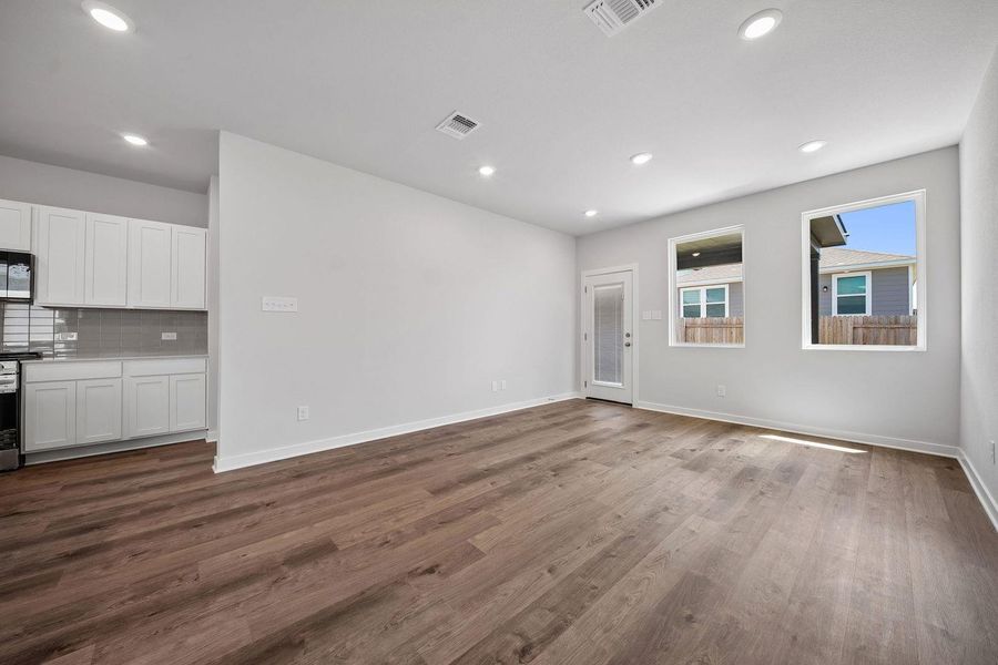 Spacious, unfurnished interior of a new home in Eastwood at Sonterra, Jarrell (Image 29). Spacious, unfurnished interior of a new home in Eastwood at Sonterra, Jarrell (Image 29).