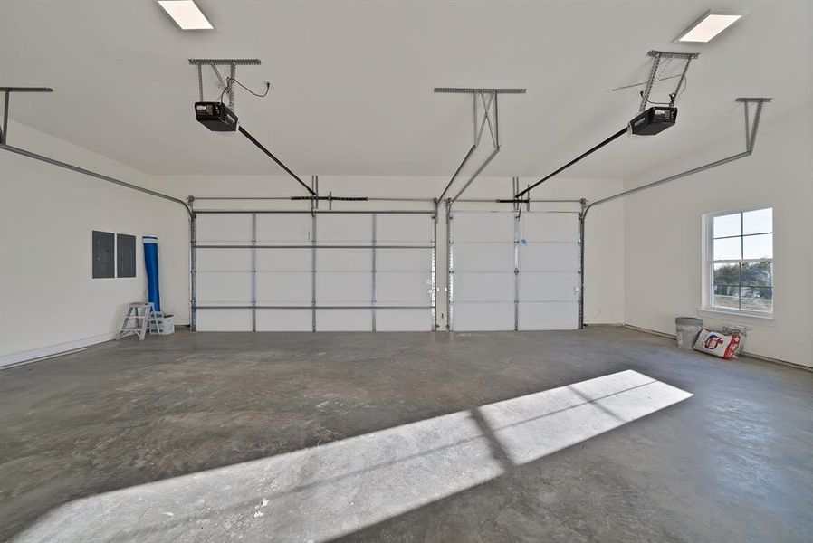 Spacious, unfurnished interior of a new home in , Weatherford (Image 26).