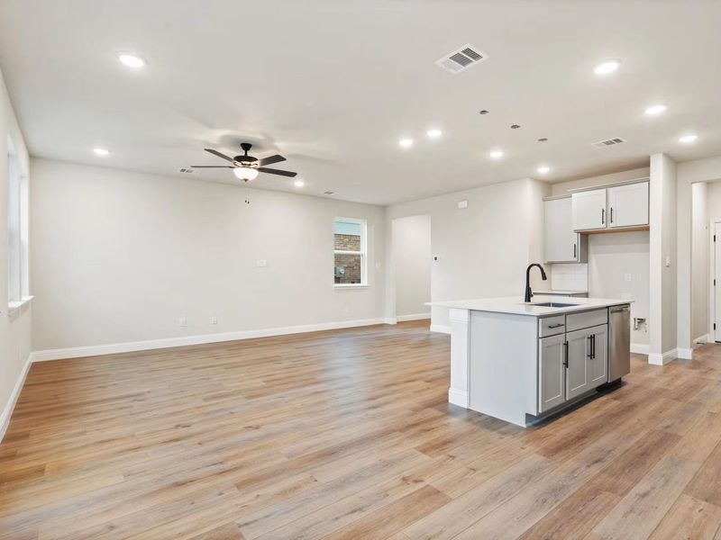 Spacious, unfurnished interior of a new home in Lake Park Villas, Wylie (Image 15).