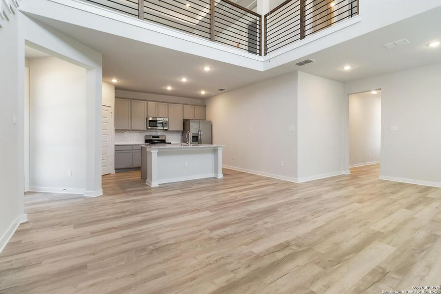 Spacious, unfurnished interior of a new home in Timber Creek, San Antonio (Image 16).
