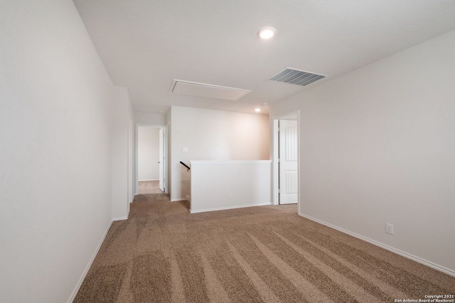 Spacious, unfurnished interior of a new home in Stonehill, San Antonio (Image 12).