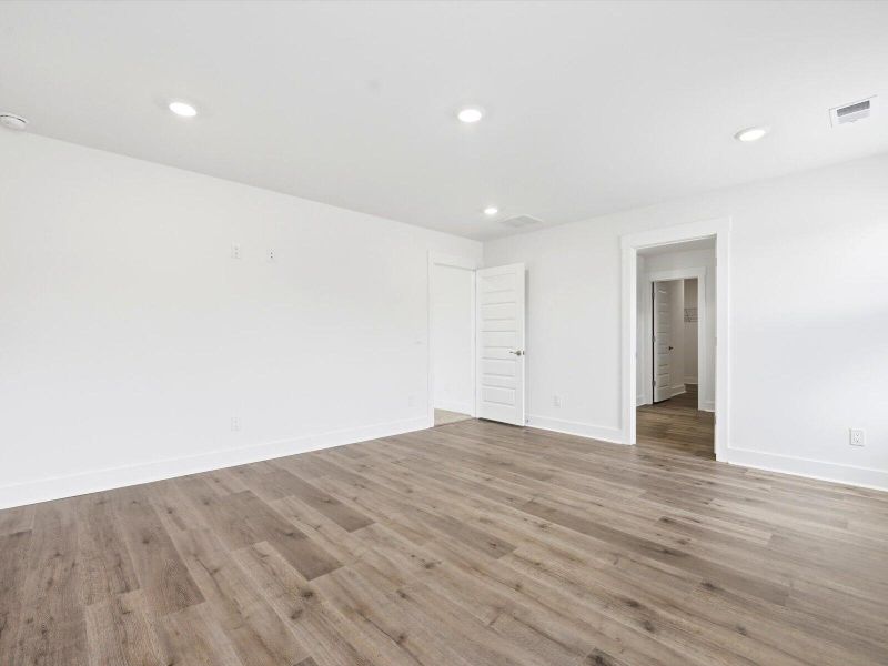 Spacious, unfurnished interior of a new home in The Coves at Lakes of Cane Bay, Summerville (Image 35).
