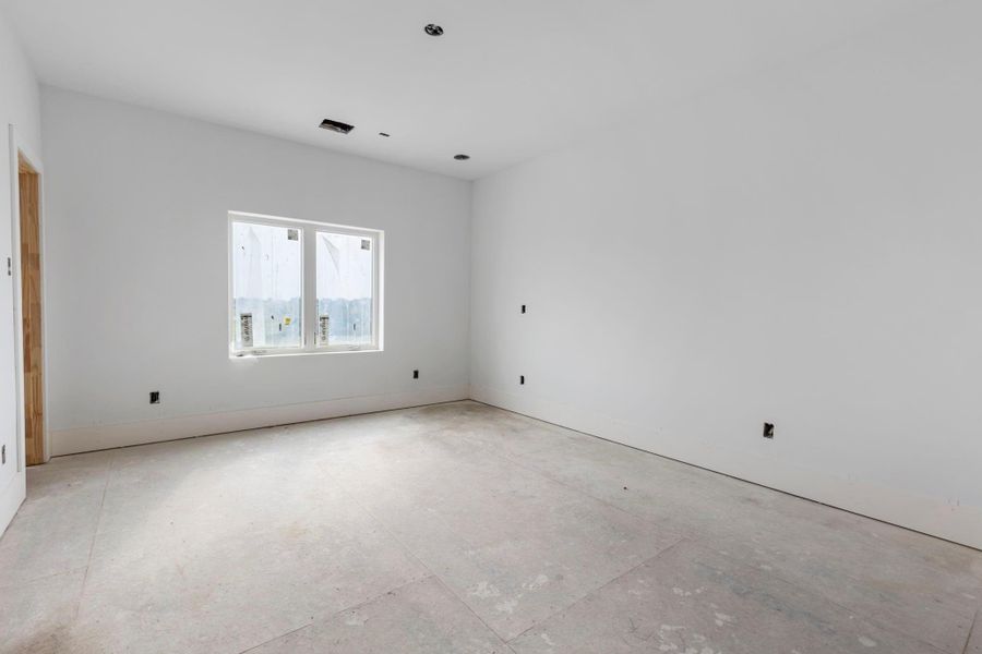 Spacious, unfurnished interior of a new home in , Washington (Image 12).
