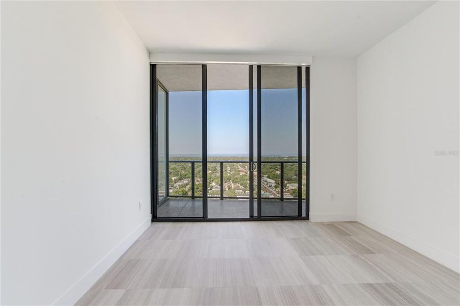 Spacious, unfurnished interior of a new home in The Ritz-Carlton Residences, Tampa (Image 18).