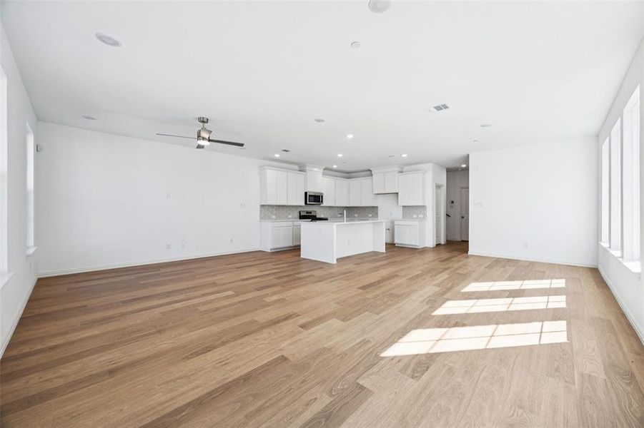 Our Hansen plan features an open concept design that is perfect for entertaining family & friends!