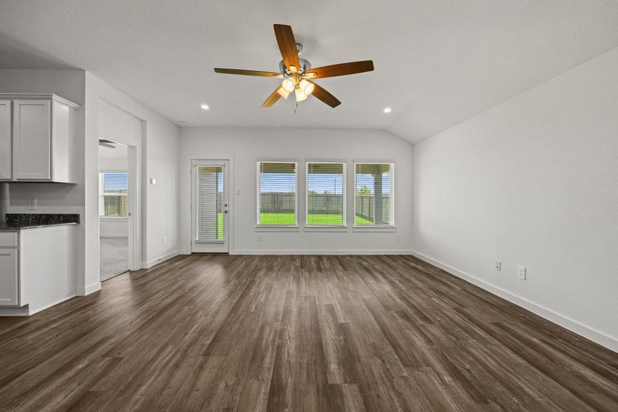 Spacious, unfurnished interior of a new home in , Rosharon (Image 19).