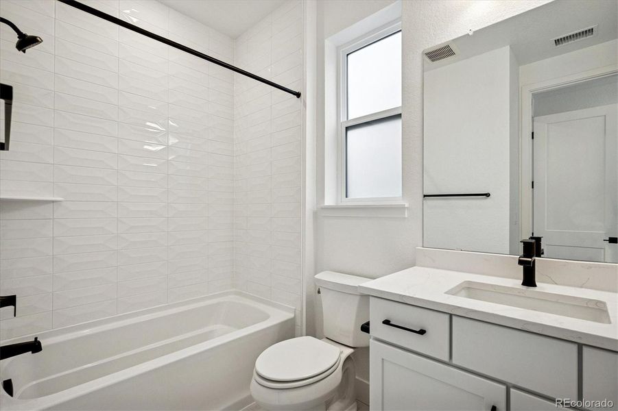 Ensuite bath w/QUARTZ counters; beautiful tile throughout Ensuite bath w/QUARTZ counters; beautiful tile throughout