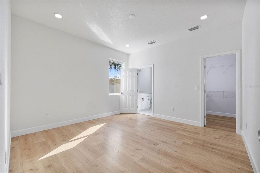 Spacious, unfurnished interior of a new home in , Tampa (Image 29).