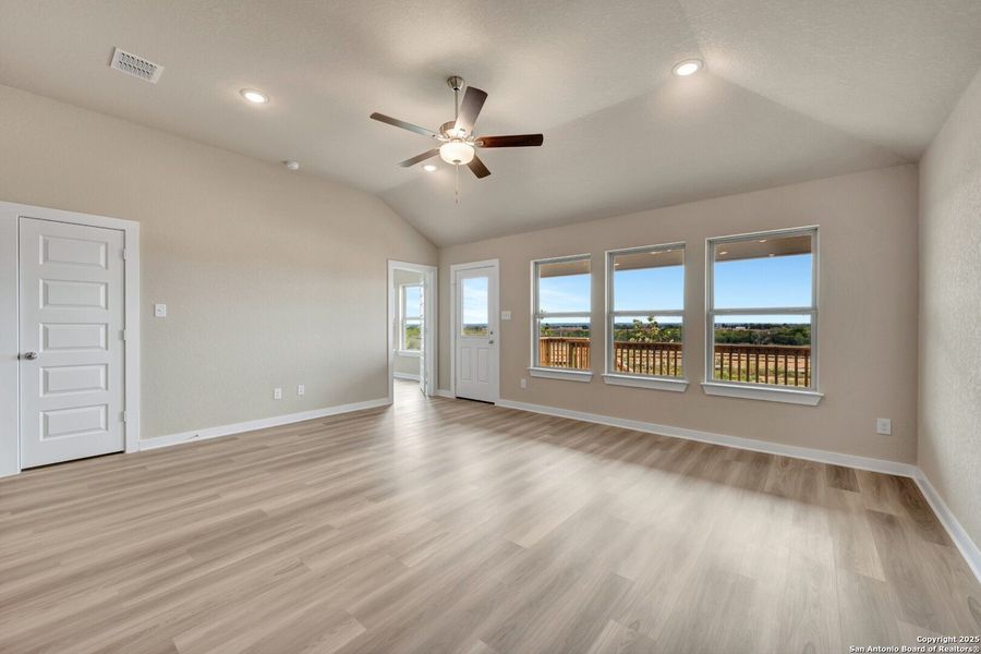 Spacious, unfurnished interior of a new home in Mesquite Ridge, San Antonio (Image 31).