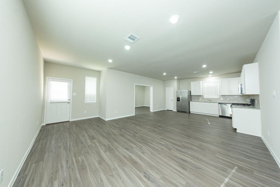 Spacious, unfurnished interior of a new home in Mackenzie Creek, Conroe (Image 17).