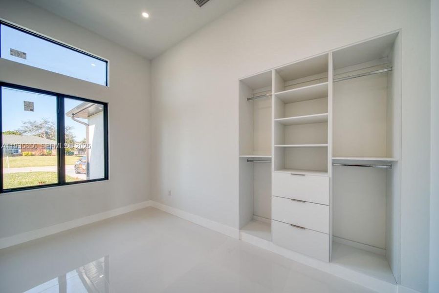 Spacious, unfurnished interior of a new home in , Cape Coral (Image 77).