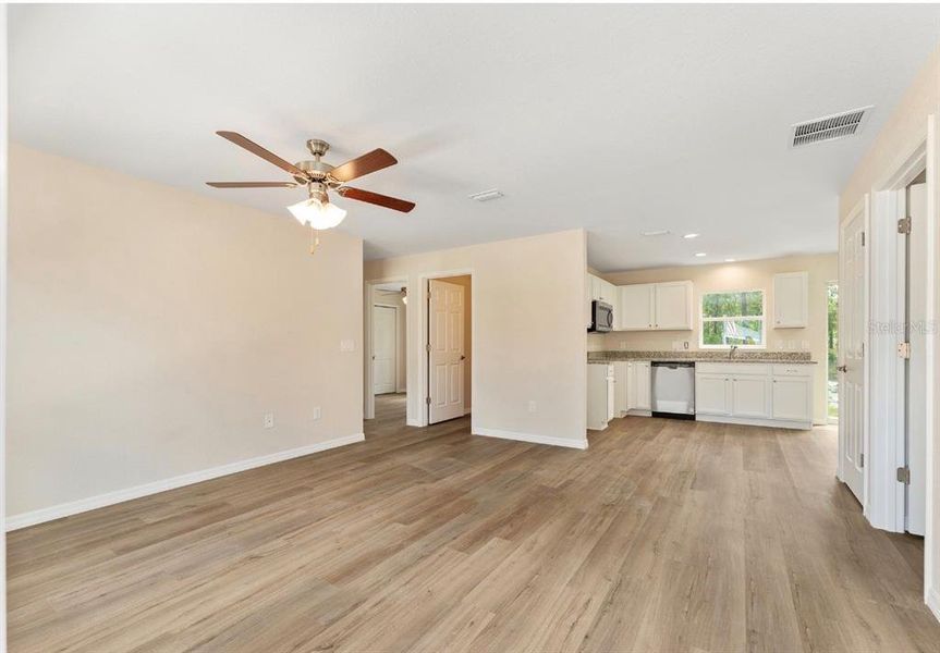 Spacious, unfurnished interior of a new home in , Dunnellon (Image 8).
