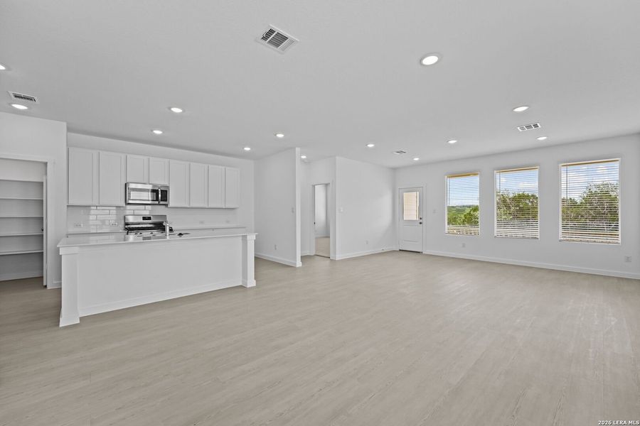Spacious, unfurnished interior of a new home in Waterwheel, San Antonio (Image 27).