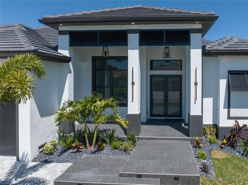 Exterior details and patio area of a home in , Cape Coral (Image 27).