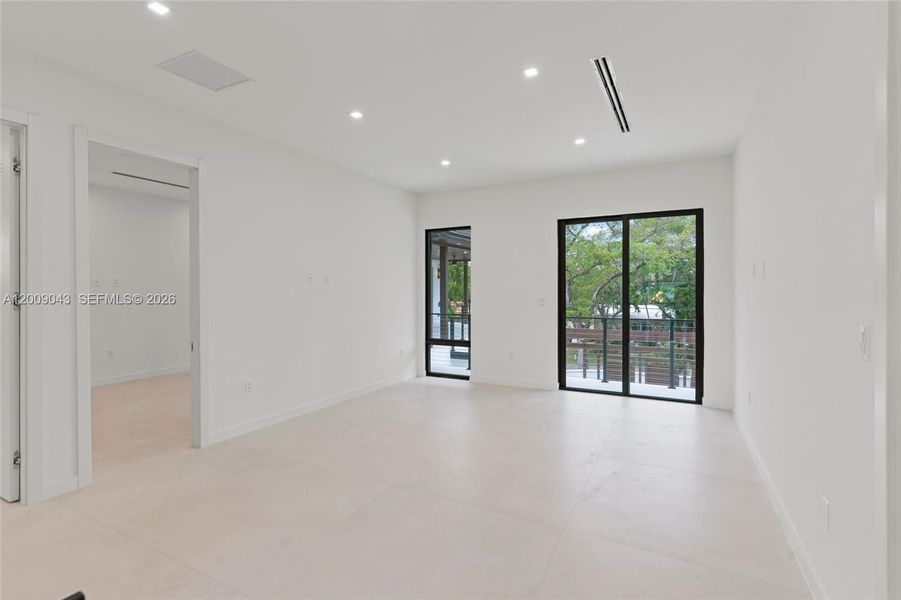 Spacious, unfurnished interior of a new home in , Coral Gables (Image 18).