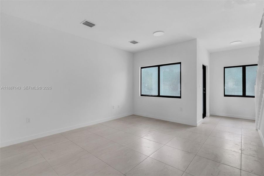 Spacious, unfurnished interior of a new home in , Miami (Image 15).