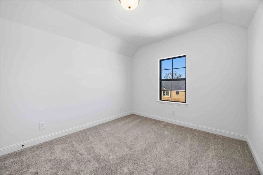 Spacious, unfurnished interior of a new home in Sienna, Missouri City (Image 31).