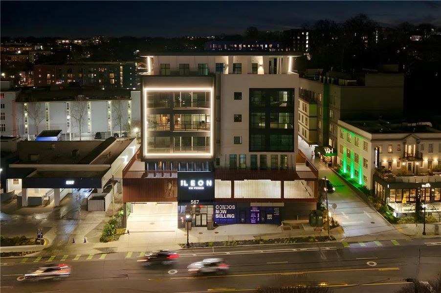 Condo located in Atlanta, GA showcasing its design and architecture (Image 5).
