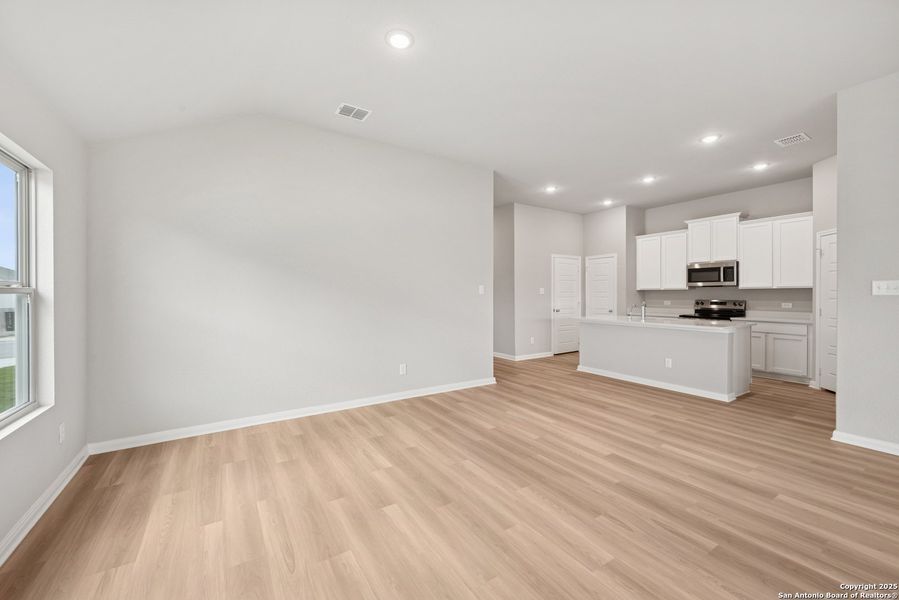 Spacious, unfurnished interior of a new home in Greenspoint Heights, Seguin (Image 33).