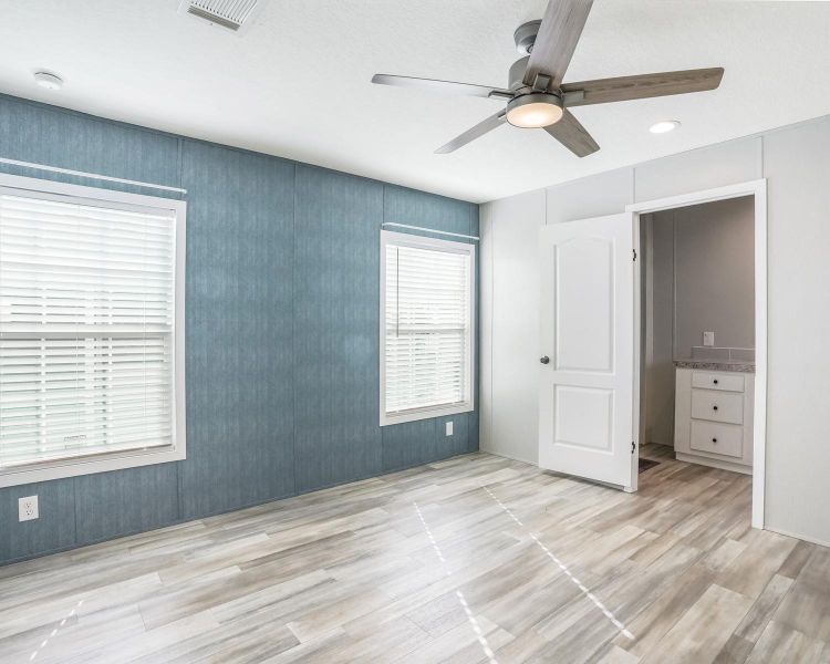 Spacious, unfurnished interior of a new home in , Fort Lauderdale (Image 13).