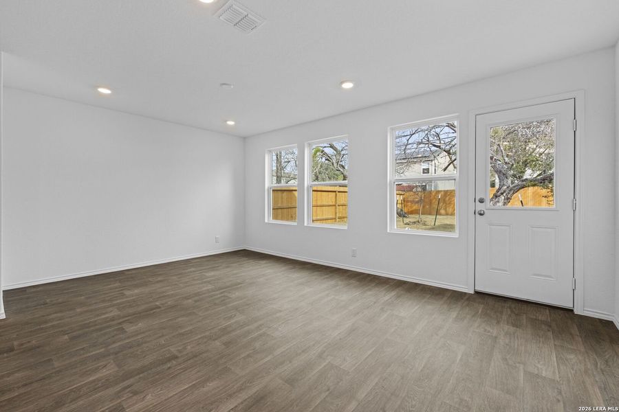 Spacious, unfurnished interior of a new home in Blue Ridge Ranch, San Antonio (Image 12).