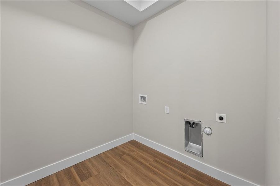 Spacious, unfurnished interior of a new home in , Athens (Image 24).