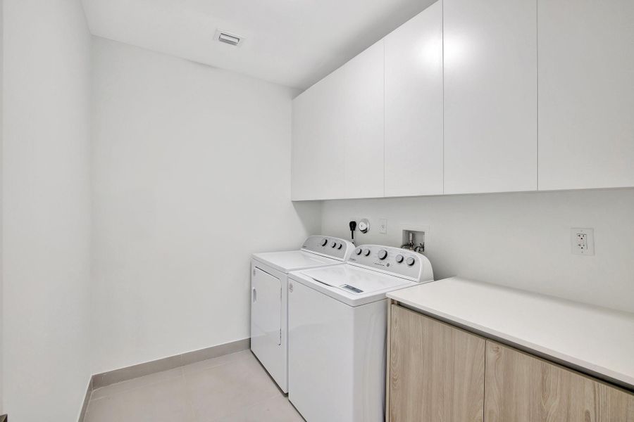 Furnished interior view inside a new home in , Oakland Park (Image 7).