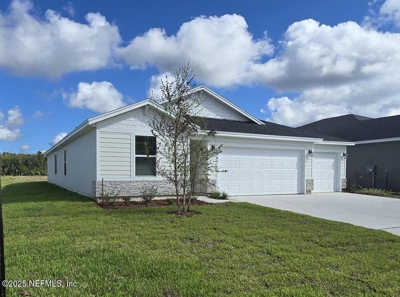 Exterior details and patio area of a home in Azalea Creek, Jacksonville (Image 22).