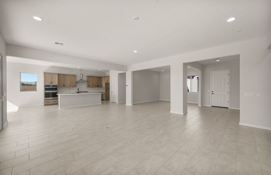 Spacious, unfurnished interior of a new home in Sun City Anthem at Merrill Ranch, Florence (Image 20).