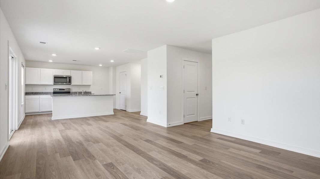 Spacious, unfurnished interior of a new home in Oak Hill, Vonore (Image 20).