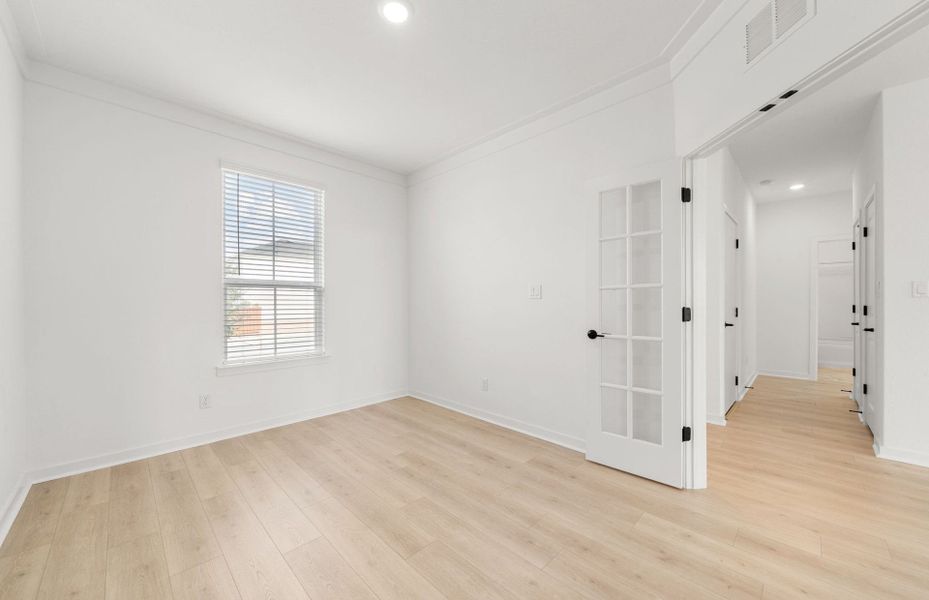Spacious, unfurnished interior of a new home in Sunfield, Buda (Image 38).